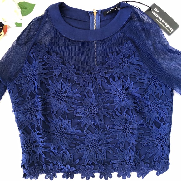the clothing company Tops - Blue blouse long sleeve floral-print laced